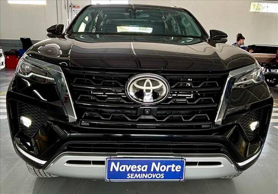 TOYOTA HILUX SW4 2.8 D-4D TURBO DIESEL SRX 7L 4X4 AUTOMÁTICO